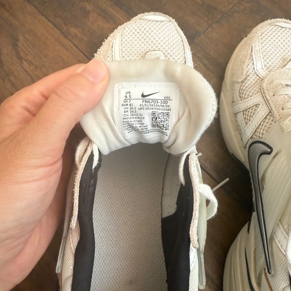 Women’s Nike V2K running shoes - Picture 4 of 5